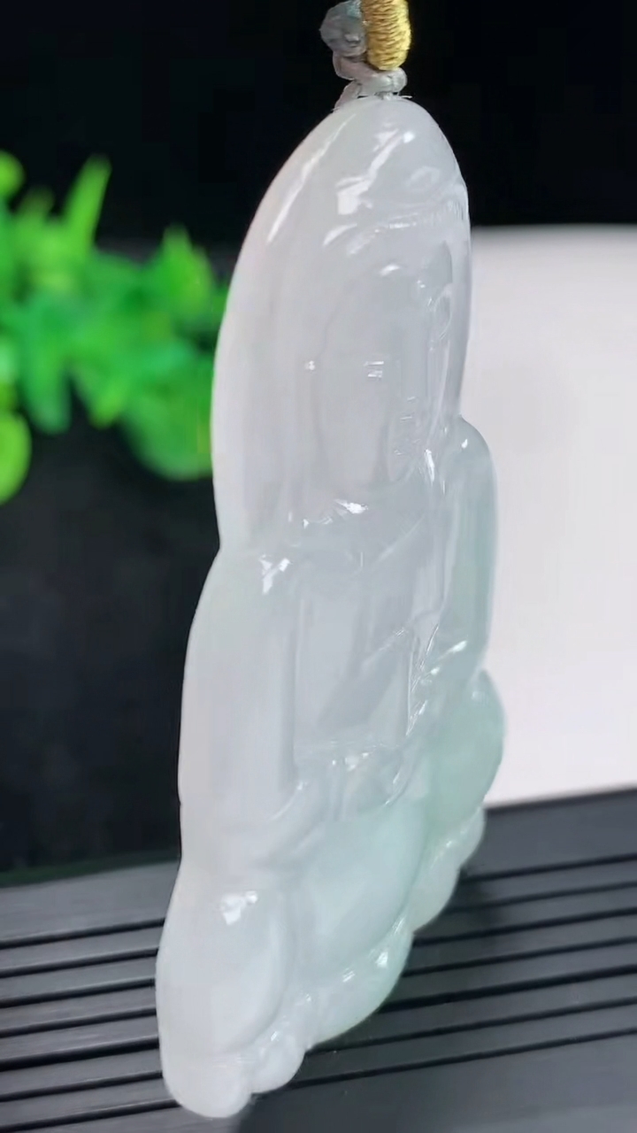 天然A货翡翠正装观音吊坠，尺寸61.5-37-5.5重量:23.23g
4月22日