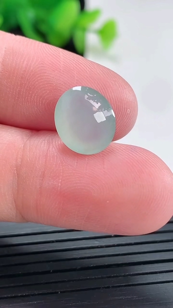 天然A货翡翠蛋面镶嵌件，尺寸12-10-5重量:0.96g
4月22日