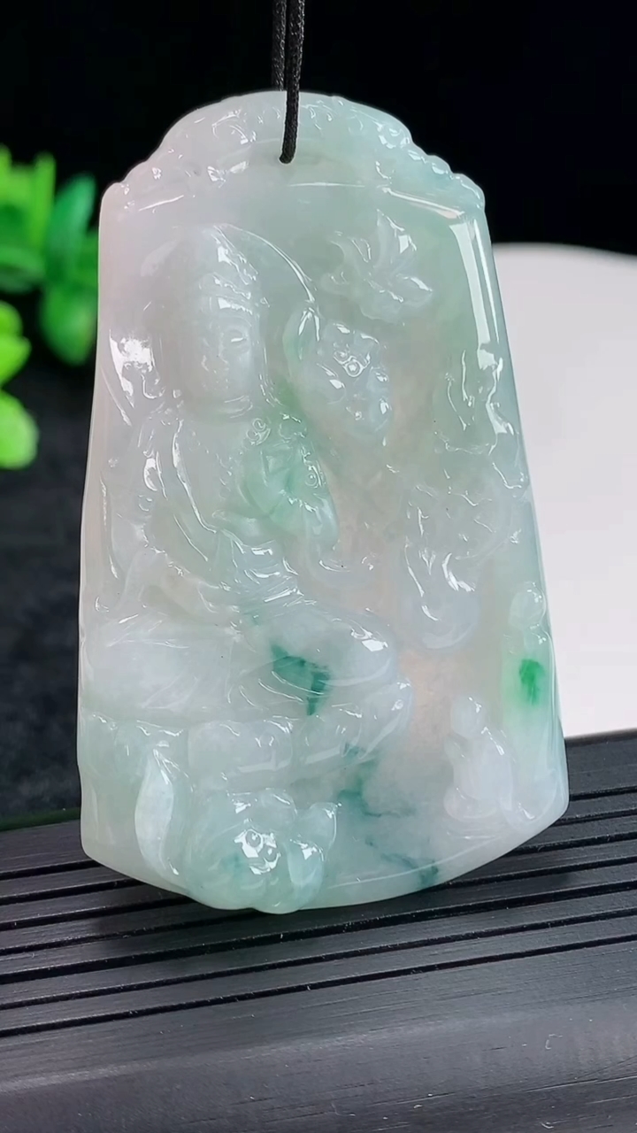 天然A货翡翠飘花大势至菩萨吊坠，尺寸64-38.6-5重量:25.19g
4月22日