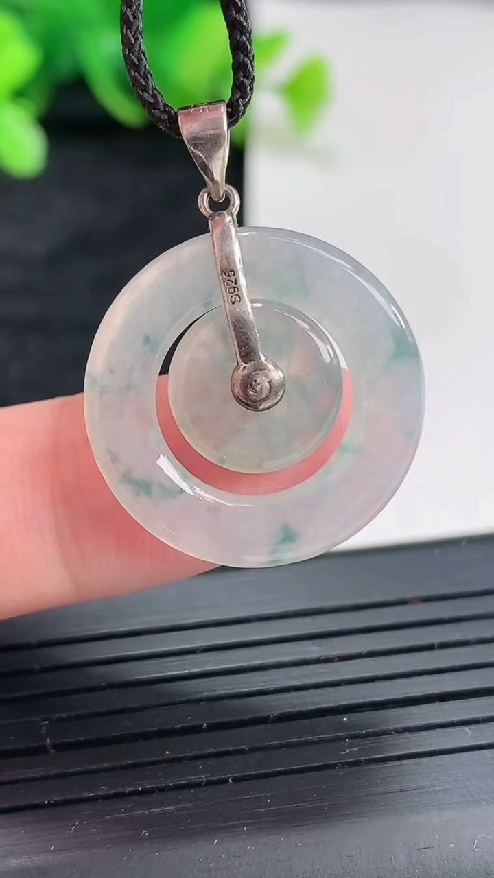 天然A货翡翠925银飘花子母平安扣吊坠，尺寸22.5-3.6重量:3.56g
4月22日