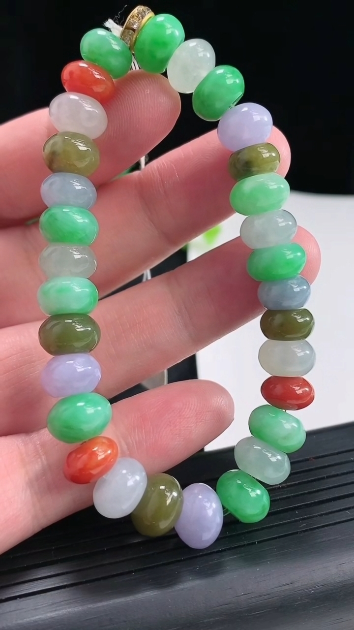 天然A货翡翠三彩算盘珠手串，尺寸9-5-30颗重量:34.86g4月22日
工厂直销收藏佳品,种好水