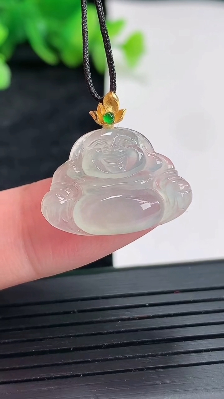 天然A货翡翠种白冰佛公吊坠，尺寸16-22-4重量:2.35g
4月22日