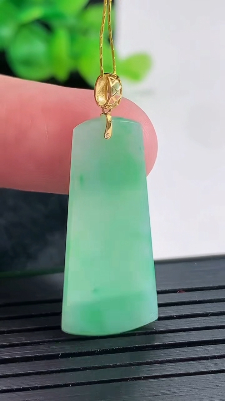 天然A货翡翠无事牌吊坠，尺寸32.5-14-2重量:2.30g
4月22日