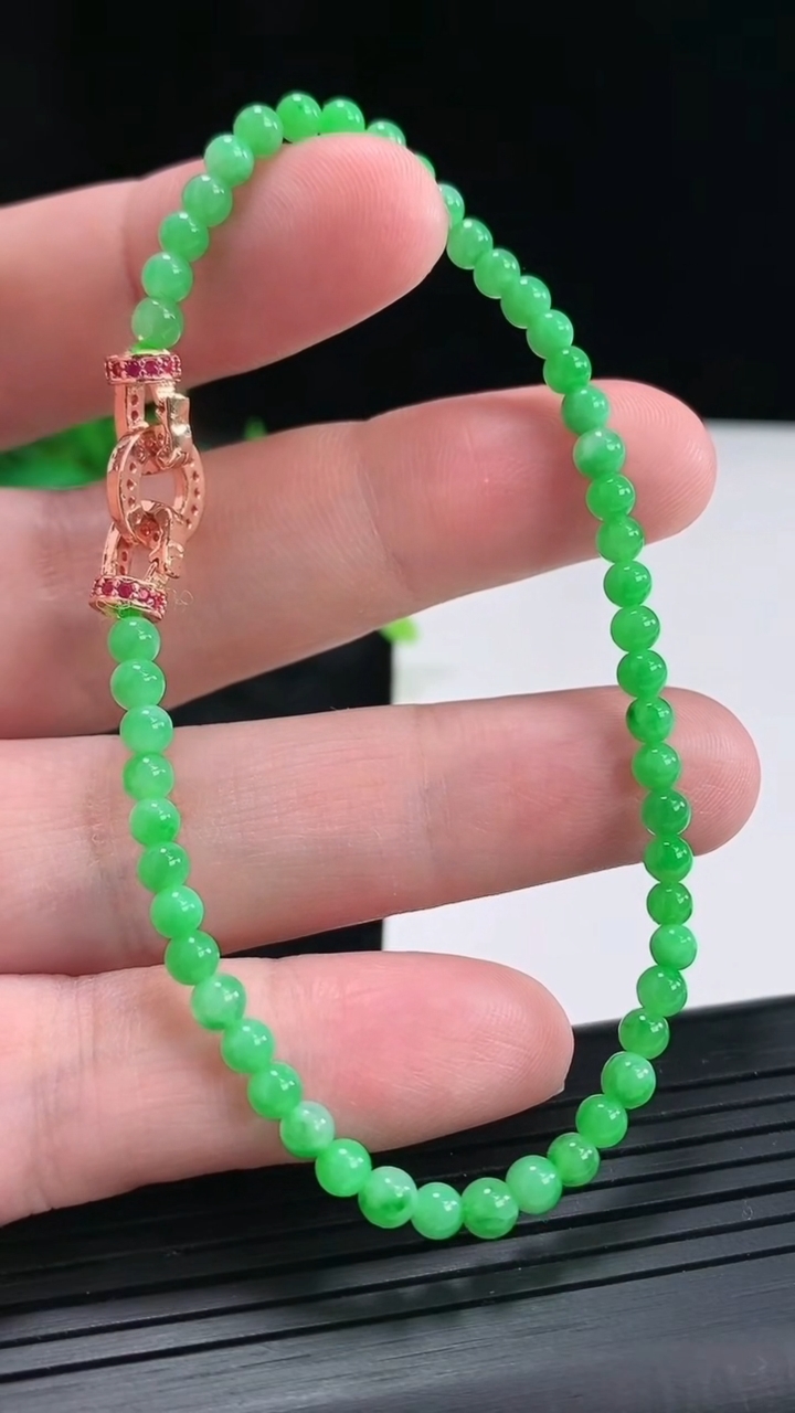 天然A货翡翠小米珠手串，尺寸3.5-50颗重量:6.03g4月22日
工厂直销收藏佳品,种好水足，色泽均匀，有种有色，上手高大气！