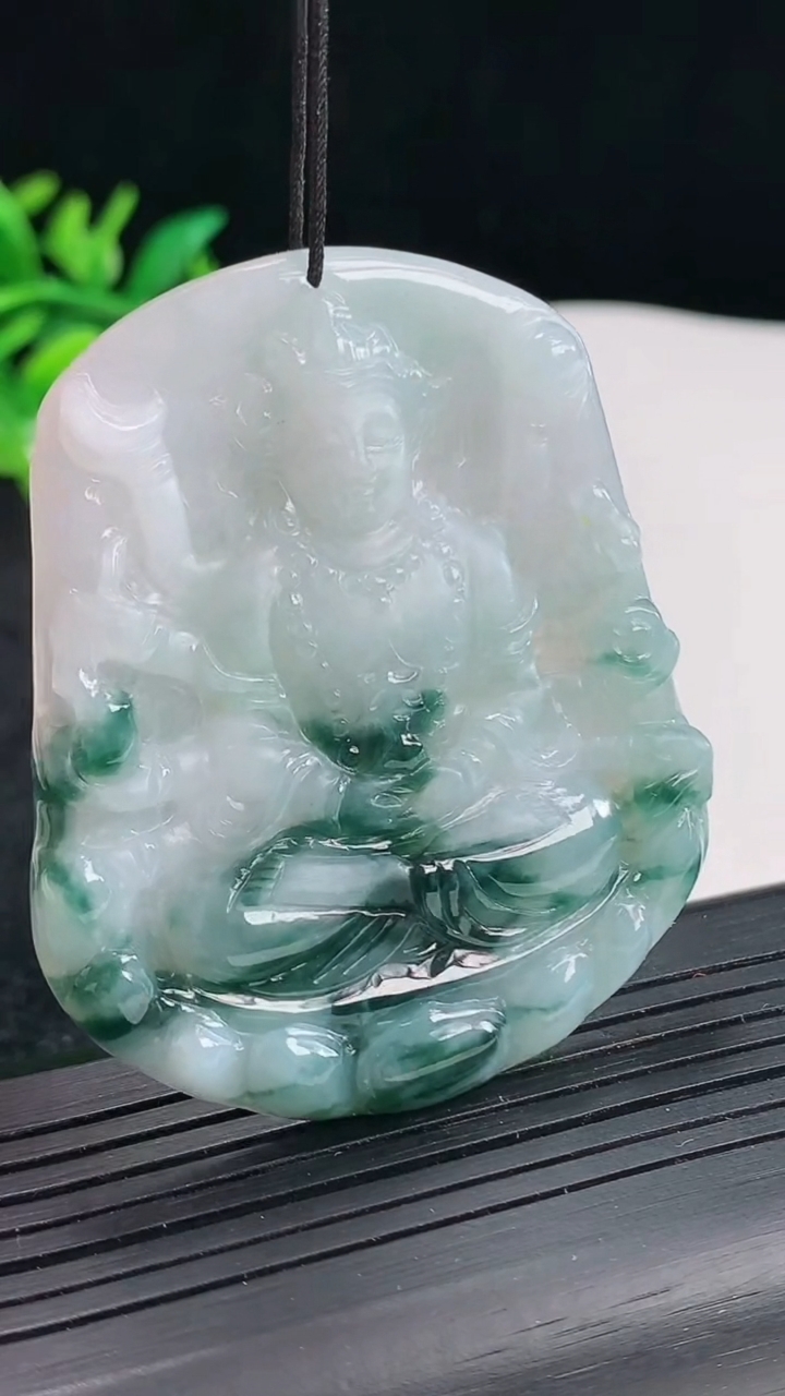 天然A货翡翠飘花千手观音菩萨吊坠，尺寸56.5-48-5.2重量:25.80g
4月22日