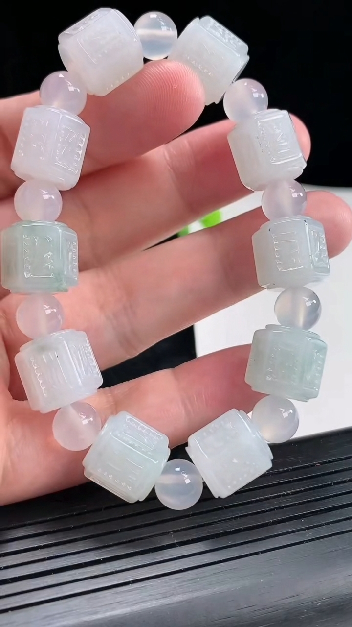 天然A货翡翠飘花六字真言路路通手串，尺寸12-12.5-10颗重量:47.65g4月22日
工厂直销收藏佳品,种好水足，色泽均匀，有种有色，上手高大气！