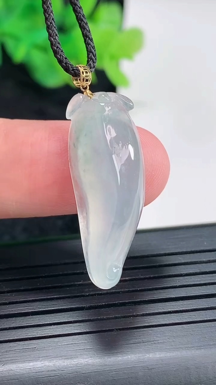 天然A货翡翠福瓜吊坠，尺寸29.5-11-7重量:2.98g
4月22日