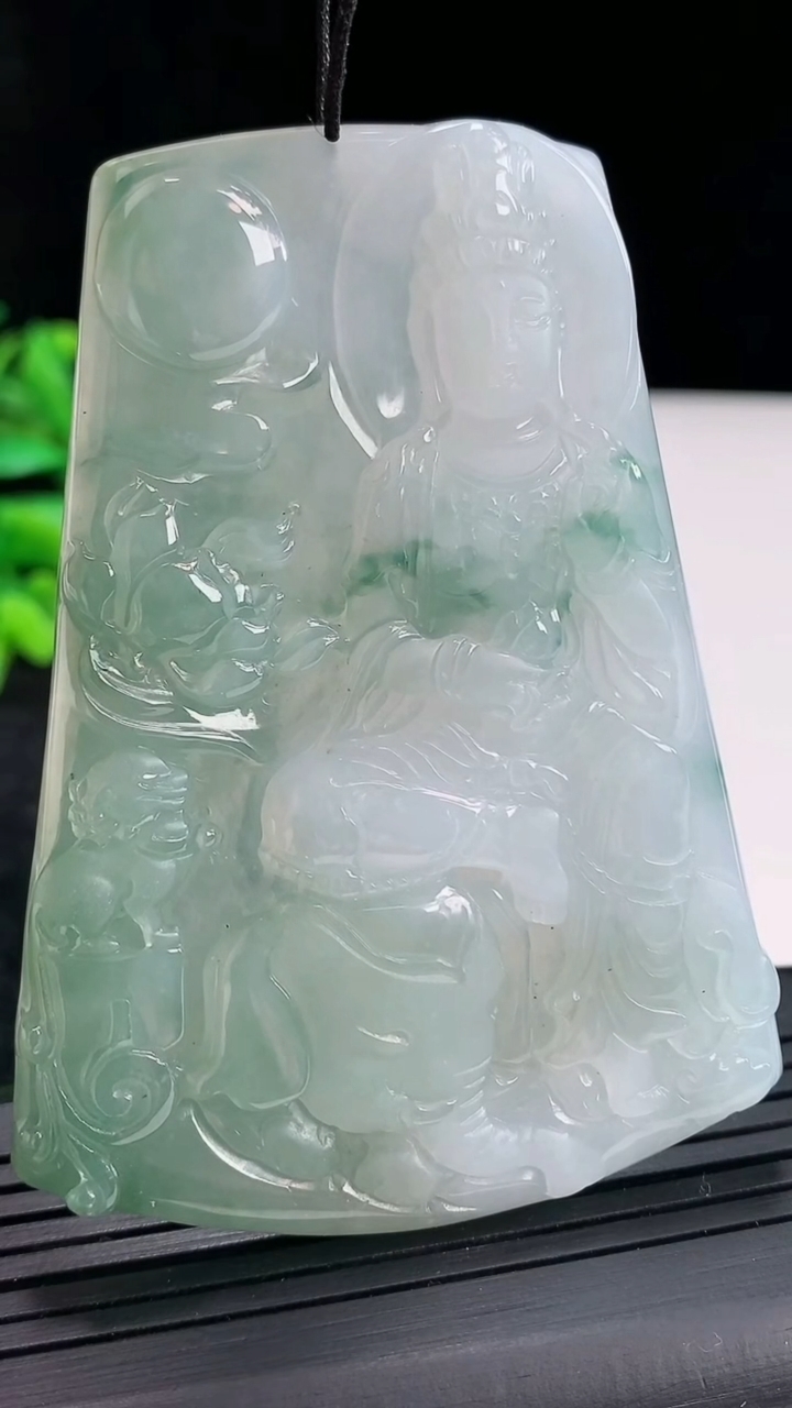 天然A货翡翠飘花普贤菩萨吊坠，尺寸72.8-53-5.5重量:45.74g
4月22日