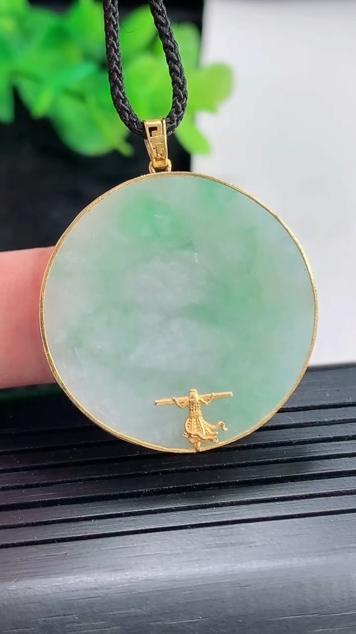 天然A货翡翠无事牌吊坠，尺寸29-3.2重量:6.07g
4月22日