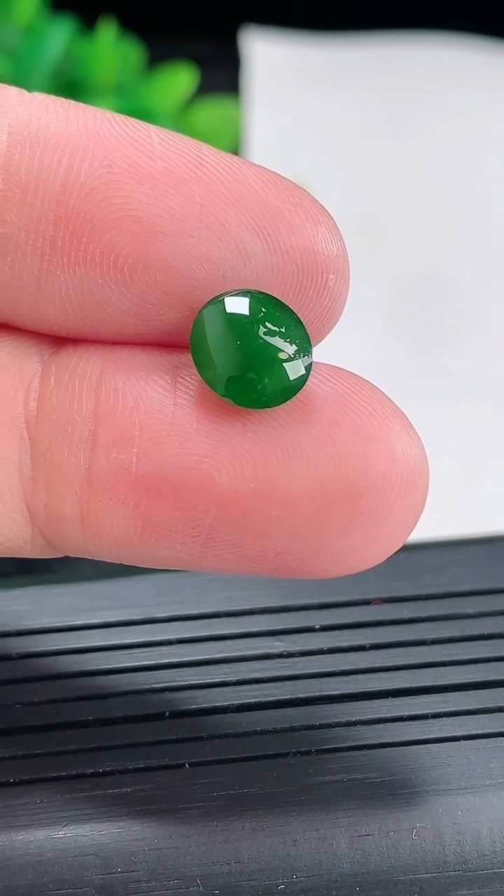 天然A货翡翠蛋面镶嵌件，尺寸8.6-8-3.2重量:0.46g
4月22日