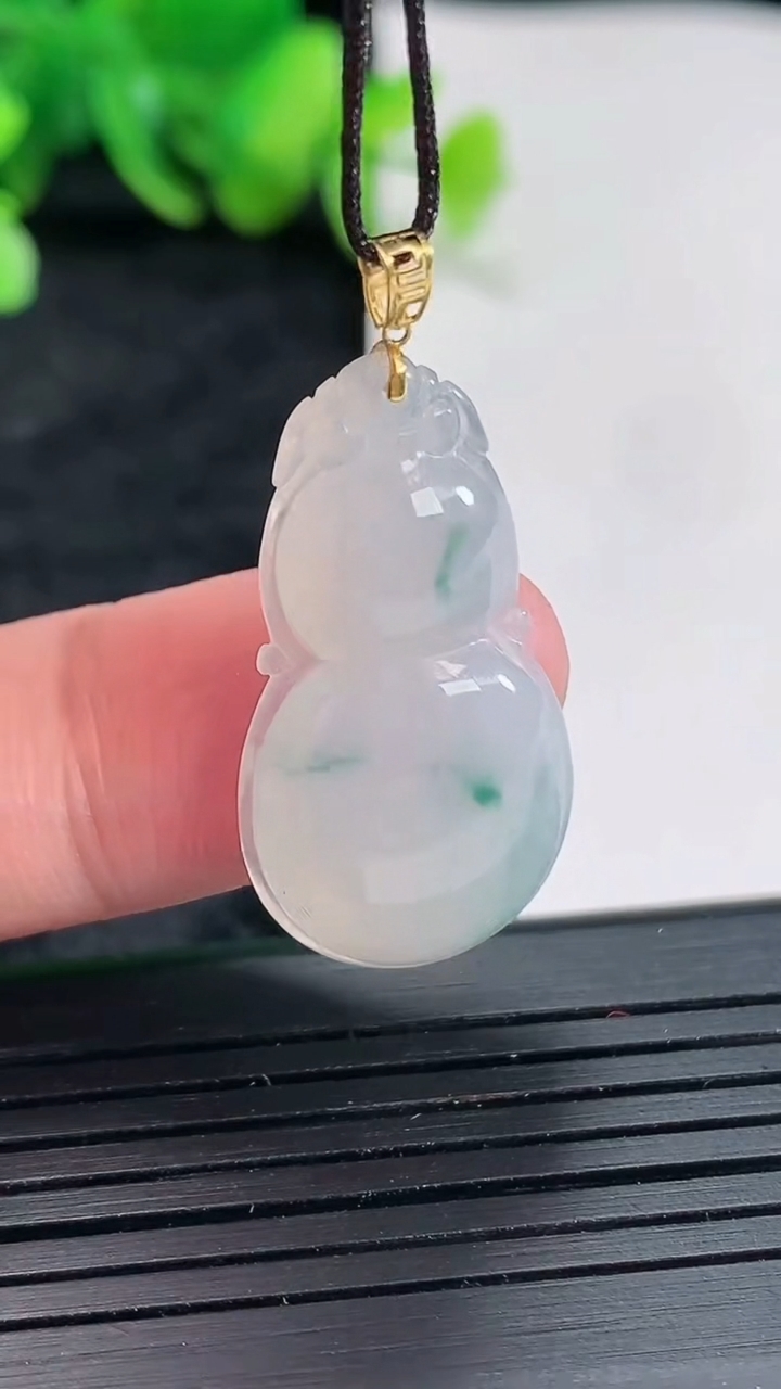 天然A货翡翠18k金飘花葫芦吊坠，尺寸29-16-4.5重量:3.35g
4月22日