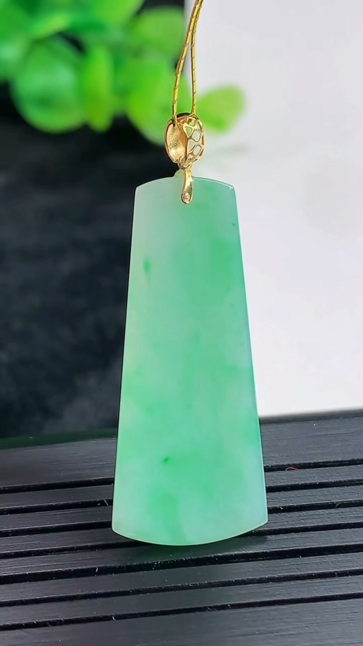 天然A货翡翠无事牌吊坠，尺寸32.5-14-2重量:2.30g
4月22日