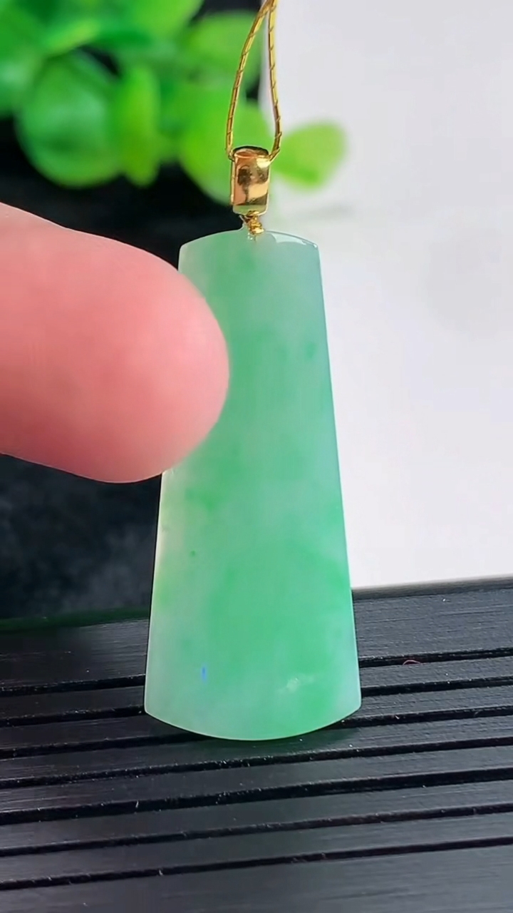 天然A货翡翠无事牌吊坠，尺寸32.5-14-2重量:2.30g
4月22日