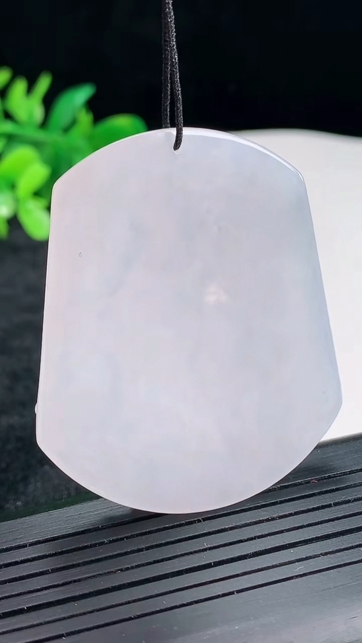 天然A货翡翠紫罗兰生肖马吊坠，尺寸51.6-44-5.2重量:26.00g
4月22日