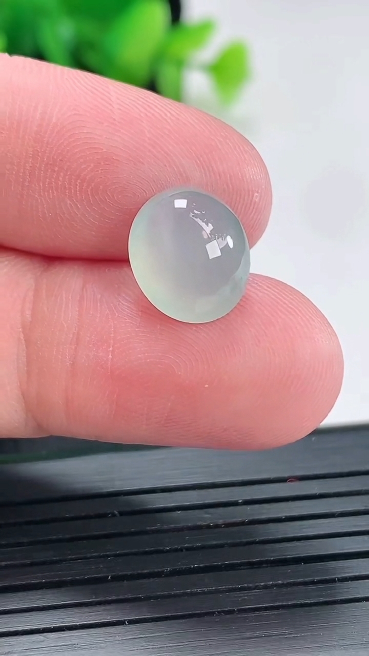 天然A货翡翠蛋面镶嵌件，尺寸12-10-5重量:0.96g
4月22日