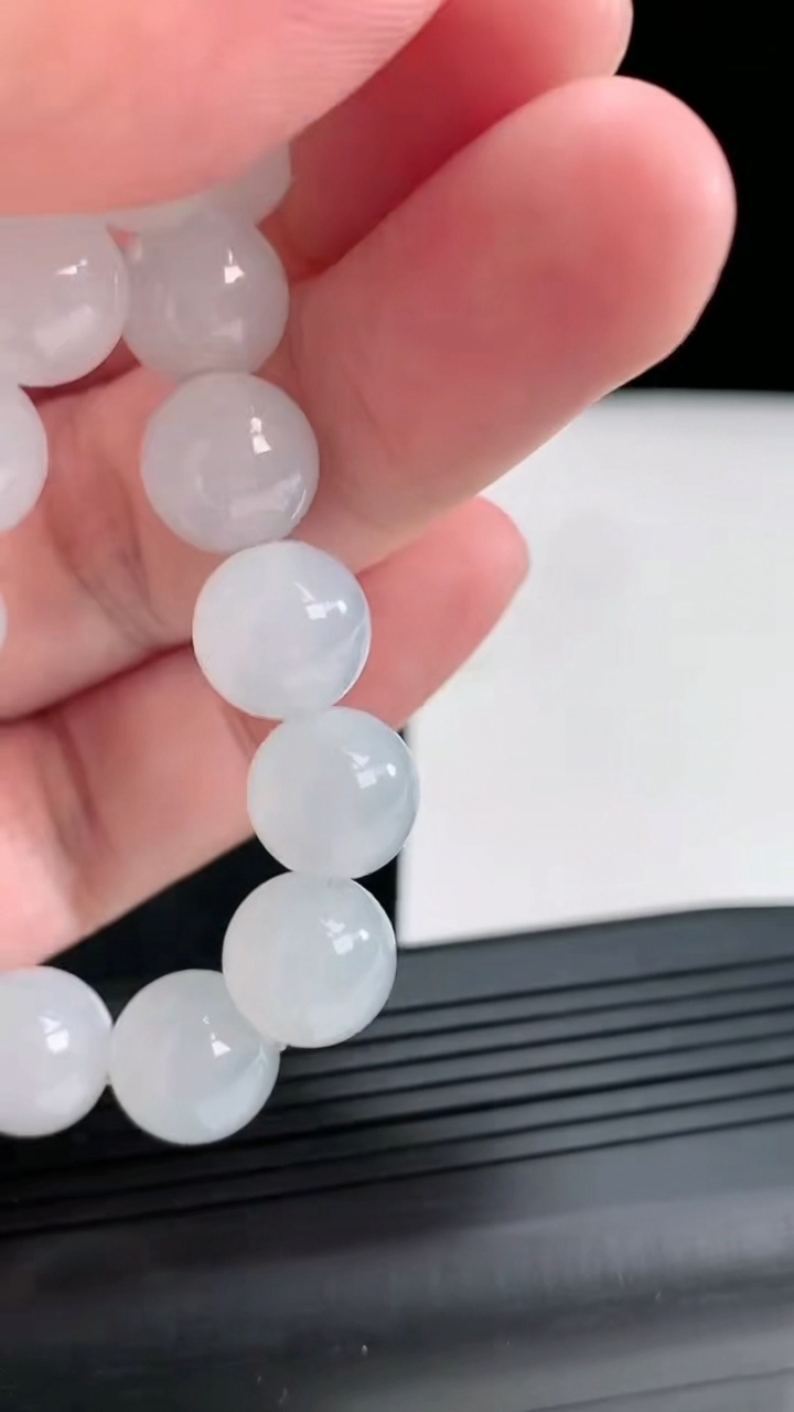 天然A货翡翠种白冰圆珠手串，尺寸10重量:35.49g4月22日
工厂直销收藏佳品,种好水足，色泽均匀，有种有色，上手高大气！