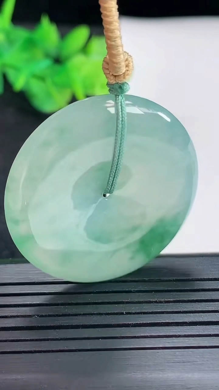 天然A货翡翠飘花平安扣吊坠，尺寸365.5重量:17.62g
4月22日