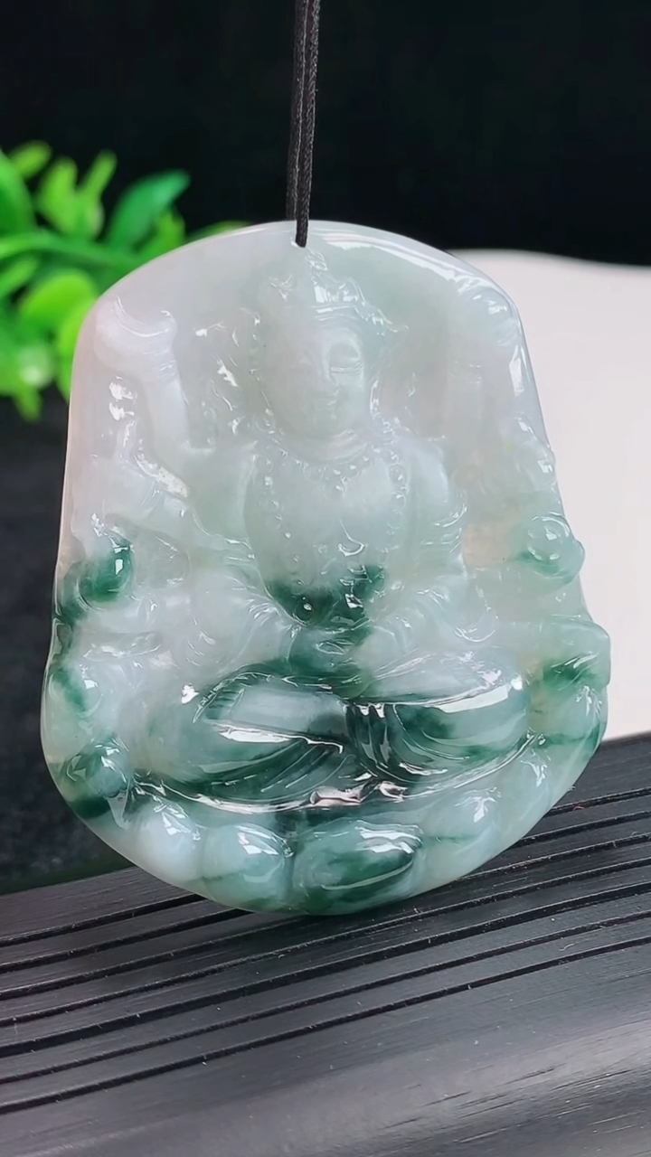 天然A货翡翠飘花千手观音菩萨吊坠，尺寸56.5-48-5.2重量:25.80g
4月22日