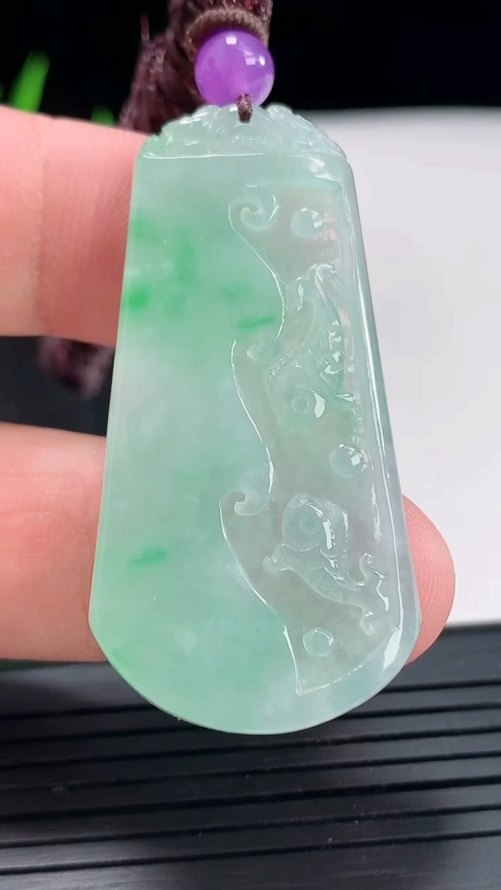 天然A货翡翠年年有余吊坠，尺寸46-23.5-4.5重量:12.36g
4月22日