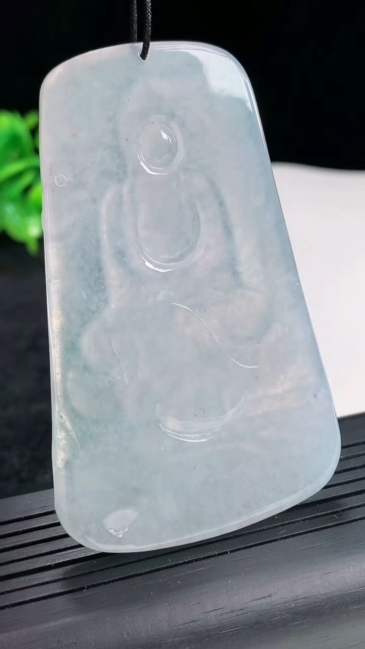 天然A货翡翠飘花大日如来吊坠，尺寸72-45-5.6重量:44.90g
4月22日