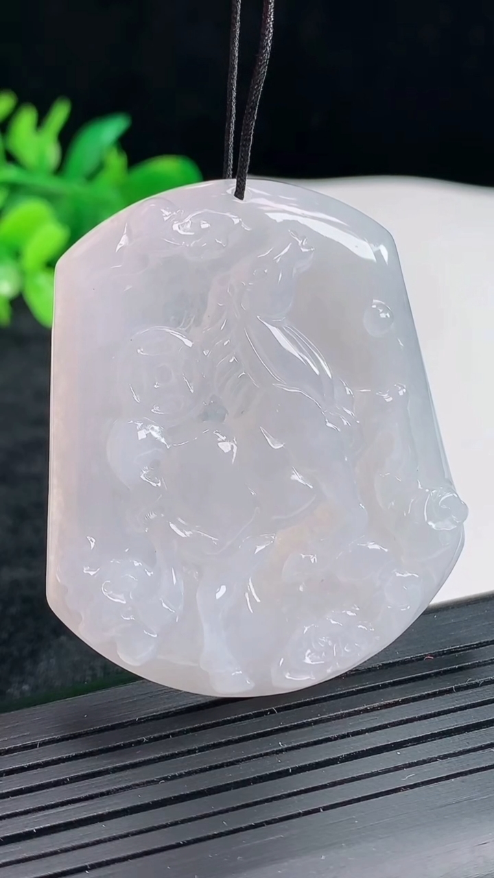 天然A货翡翠紫罗兰生肖马吊坠，尺寸51.6-44-5.2重量:26.00g
4月22日