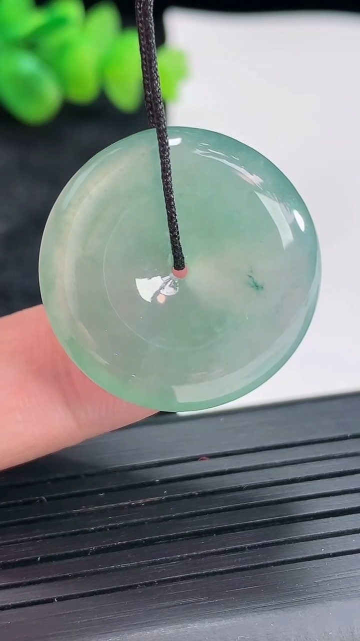 天然A货翡翠平安扣吊坠，尺寸26-5.6重量:8.08g
4月22日