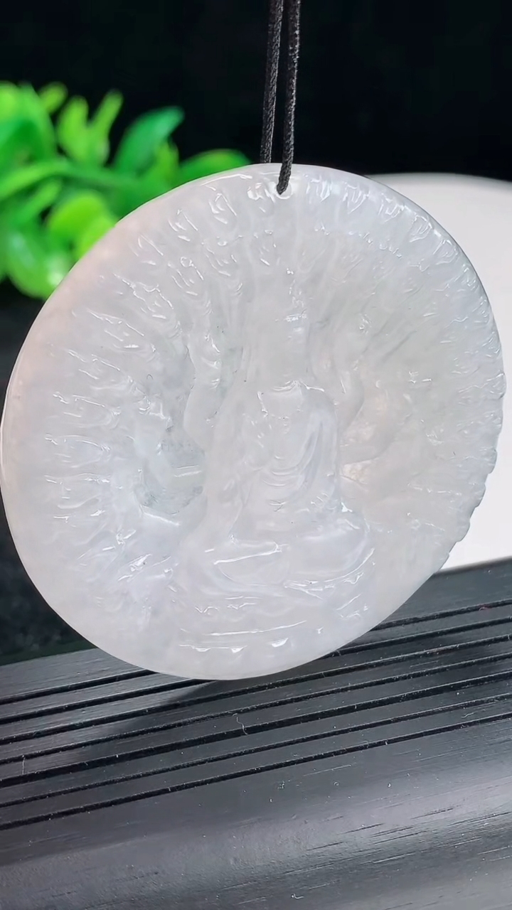 天然A货翡翠千手观音吊坠，尺寸51.5-5重量:28.06g
4月22日