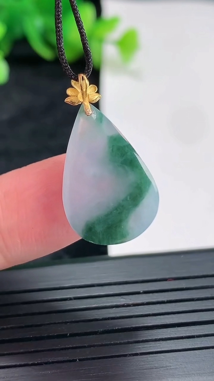 天然A货翡翠18k金紫罗兰飘花水滴吊坠，尺寸21-14-4.6重量:2.35g
4月22日