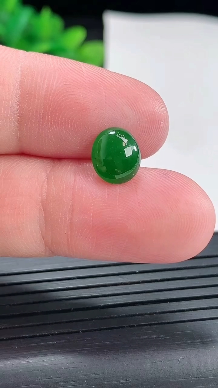 天然A货翡翠蛋面镶嵌件，尺寸8.6-8-3.2重量:0.46g
4月22日