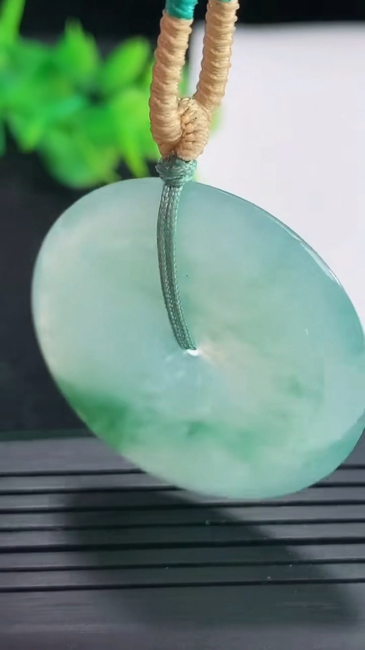 天然A货翡翠飘花平安扣吊坠，尺寸365.5重量:17.62g
4月22日