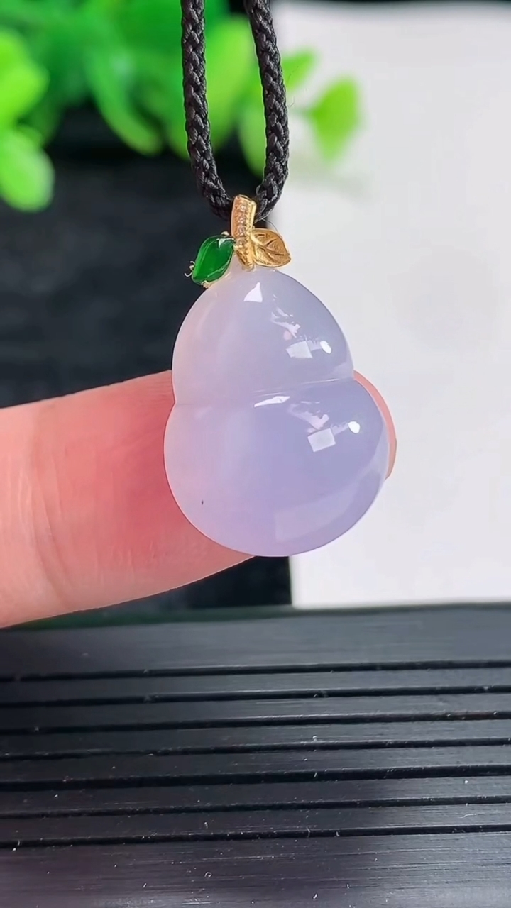 天然A货翡翠18k金紫罗兰葫芦吊坠，尺寸18-13.5-6重量:2.81g
4月22日