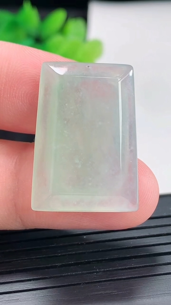 天然A货翡翠无事牌吊坠，尺寸28-20-4.8重量:5.76g
4月22日