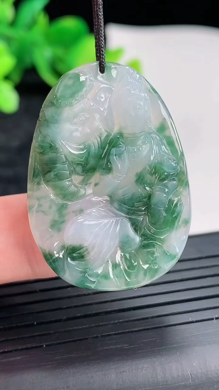 天然A货翡翠飘花普贤菩萨吊坠，尺寸37-26.5-4重量:7.91g
4月22日