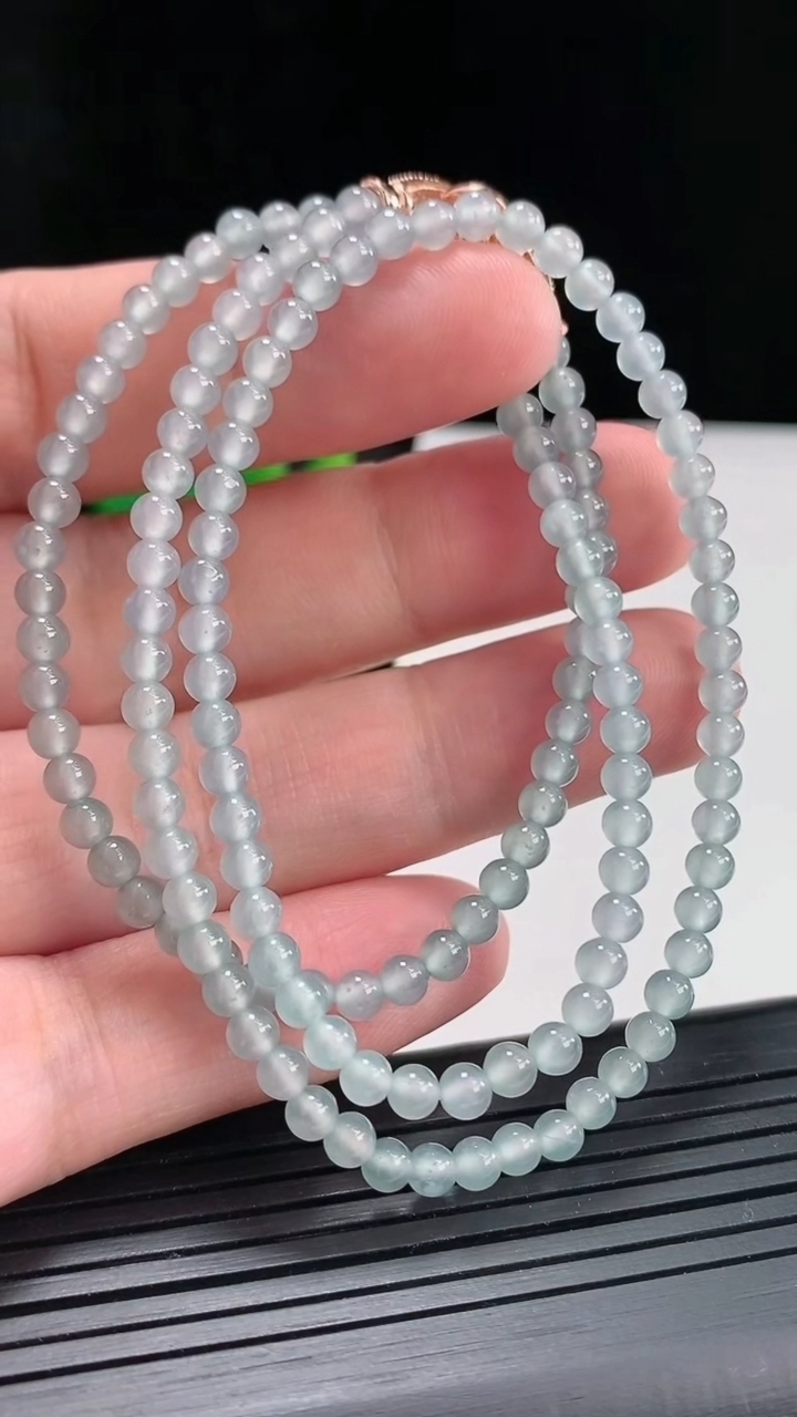 天然A货翡翠小米珠项链，尺寸4-142颗重量:14.26g
4月22日