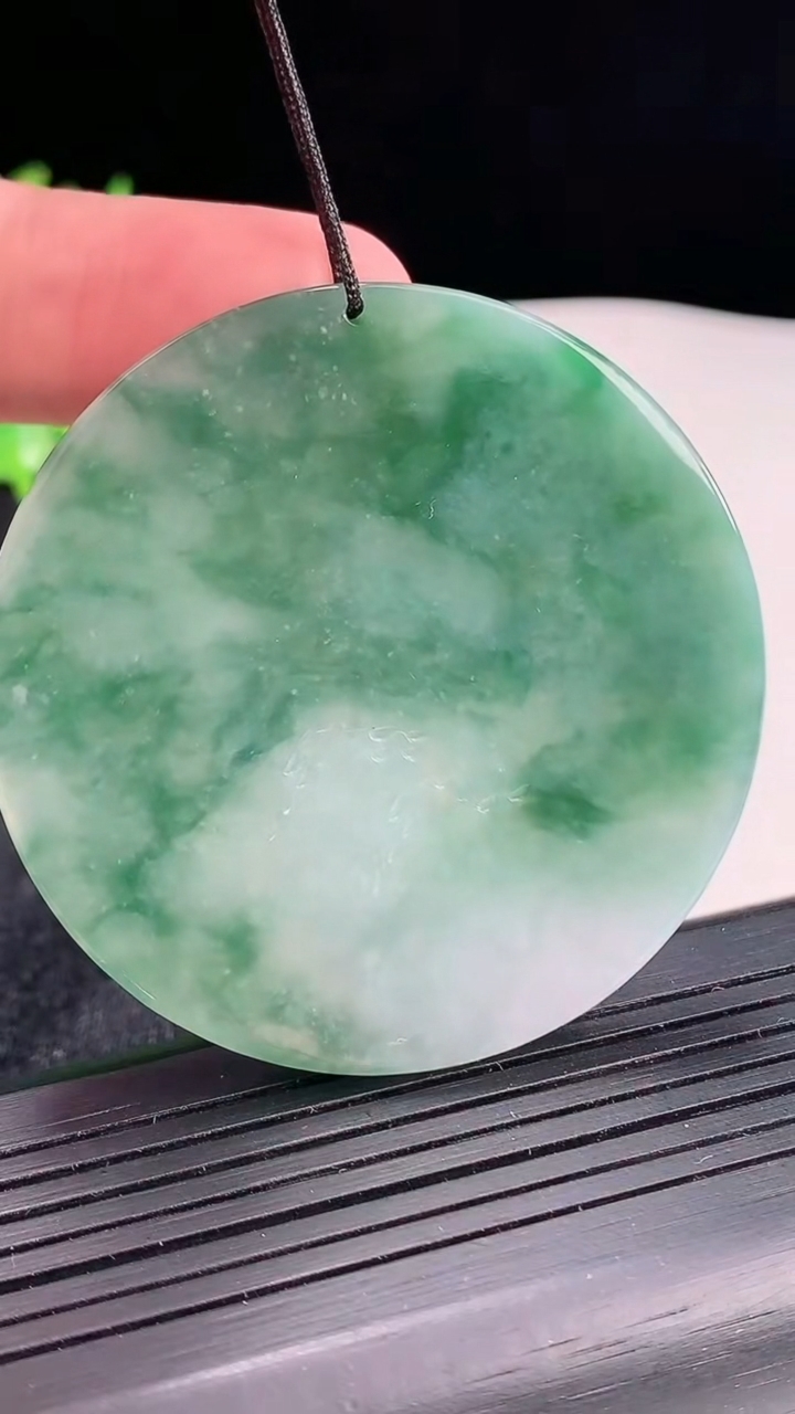 天然A货翡翠牌吊坠，尺寸52-5.5重量:34.47g
4月22日