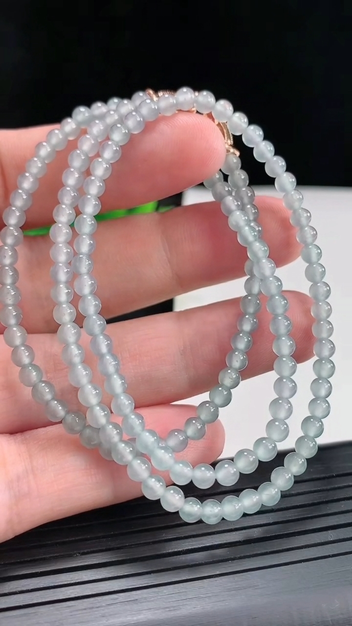 天然A货翡翠小米珠项链，尺寸4-142颗重量:14.26g
4月22日