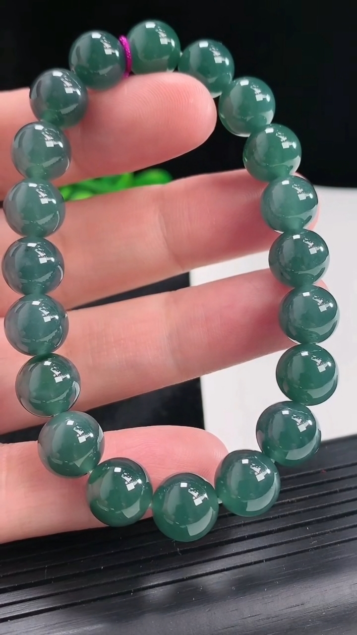 天然A货翡翠圆珠手串，尺寸9.5-20颗重量:33.11g4月22日
工厂直销收藏佳品,种好水足，色泽均匀，有种有色，上手高大气！