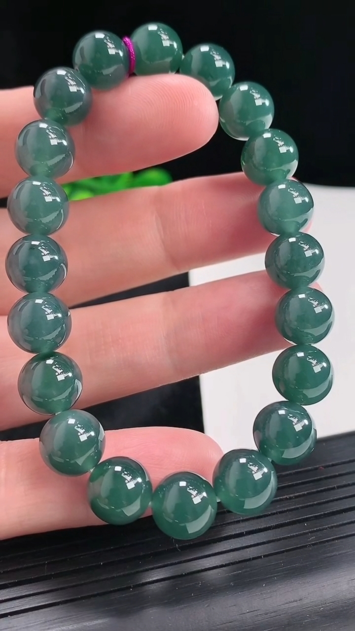 天然A货翡翠圆珠手串，尺寸9.5-20颗重量:33.11g4月22日
工厂直销收藏佳品,种好水足，色泽均匀，有种有色，上手高大气！