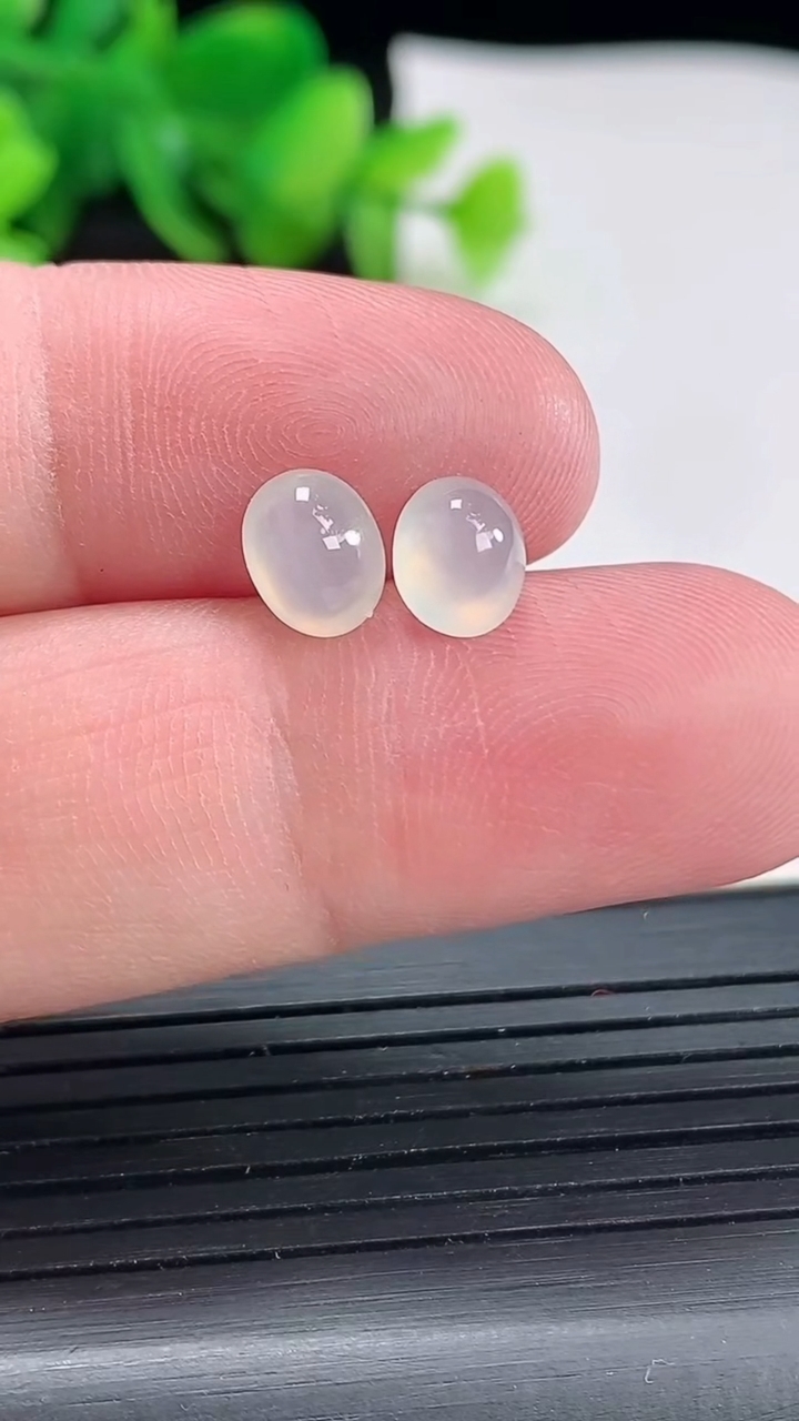 天然A货翡翠蛋面镶嵌件一对，尺寸7-5.5-3.2重量:0.53g
4月22日