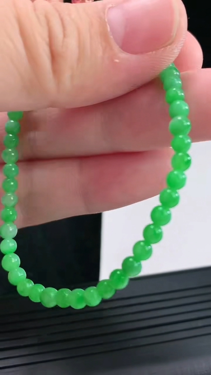 天然A货翡翠小米珠手串，尺寸3.5-50颗重量:6.03g4月22日
工厂直销收藏佳品,种好水足，色泽均匀，有种有色，上手高大气！
