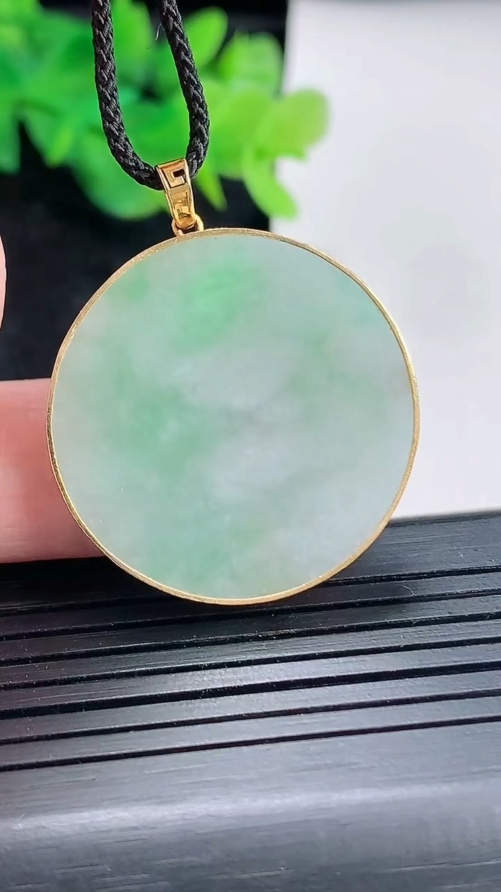 天然A货翡翠无事牌吊坠，尺寸29-3.2重量:6.07g
4月22日