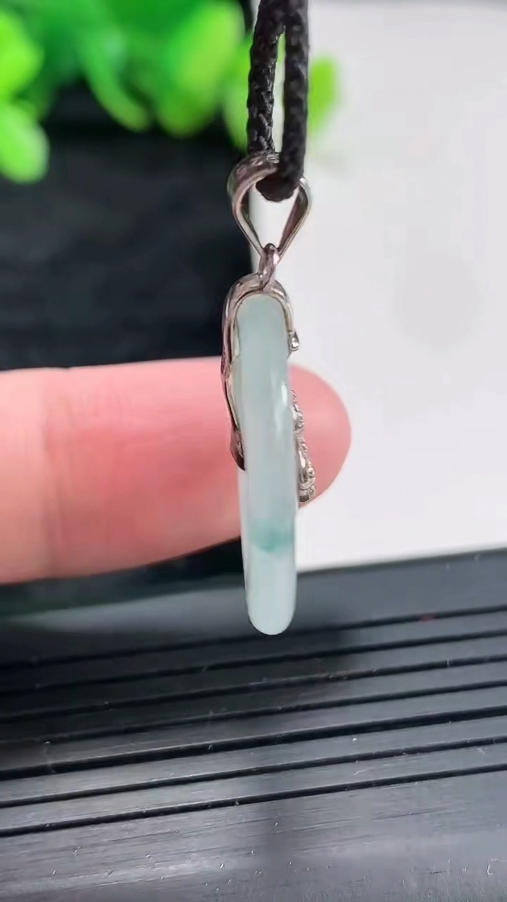 天然A货翡翠925银飘花子母平安扣吊坠，尺寸22.5-3.6重量:3.56g
4月22日