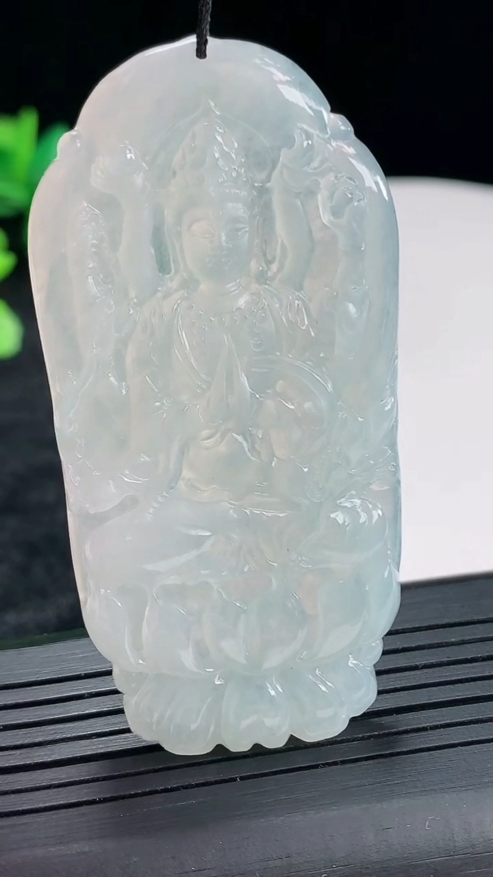 天然A货翡翠千手观音菩萨吊坠，尺寸65-34-5重量:25.91g
4月22日