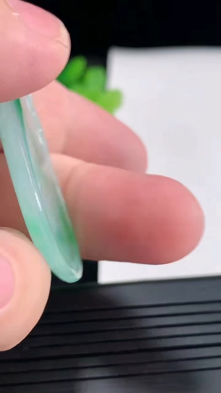 天然A货翡翠福瓜吊坠，尺寸5225-4.2重量:11.42g
4月22日