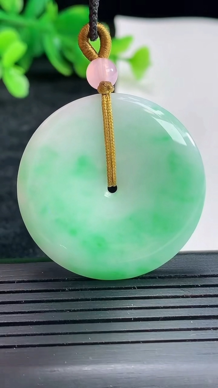 天然A货翡翠平安扣吊坠，尺寸36-4.5重量:13.04g
4月22日