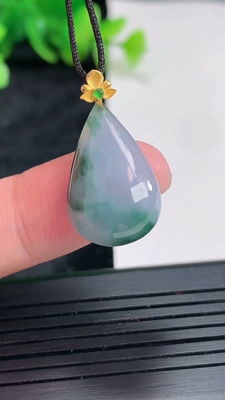 天然A货翡翠18k金紫罗兰飘花水滴吊坠，尺寸21-14-4.6重量:2.35g
4月22日