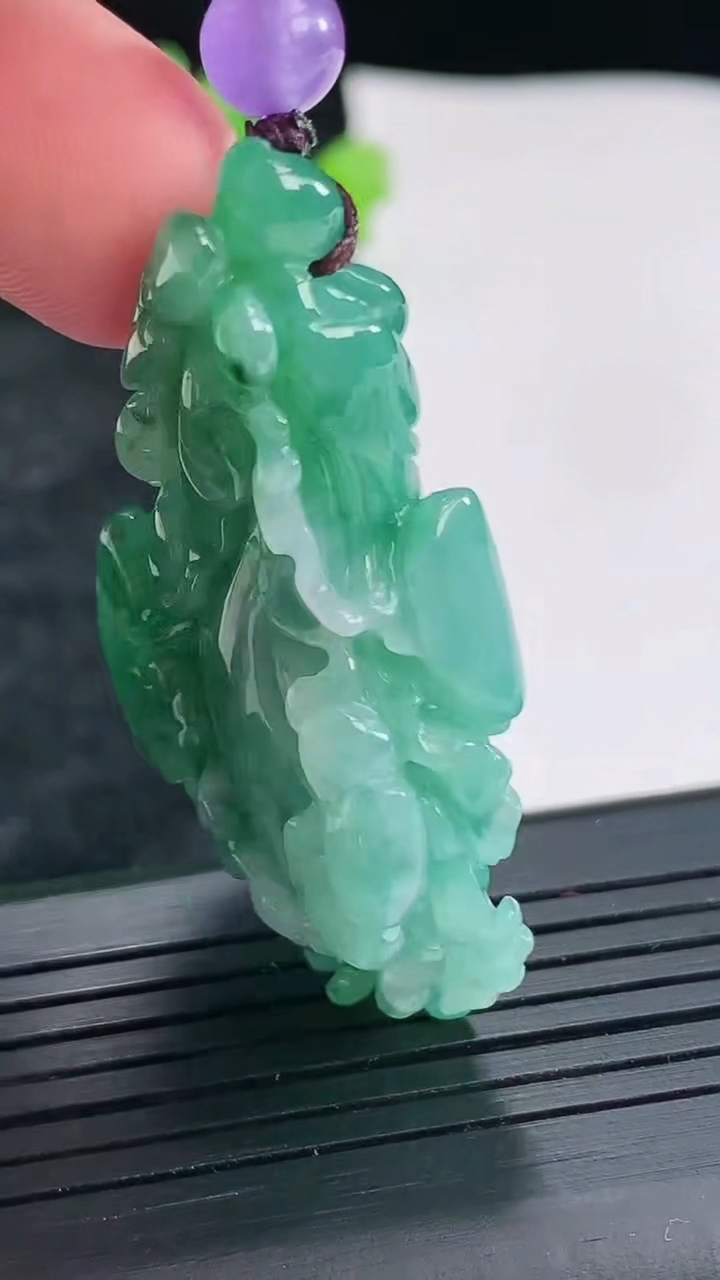 天然A货翡翠白菜吊坠，尺寸47-28.5-11重量:22.28g
4月22日