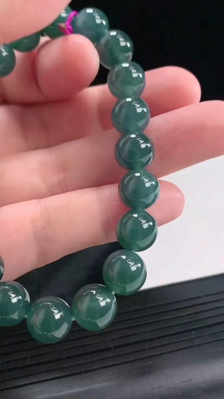 天然A货翡翠圆珠手串，尺寸9.5-20颗重量:33.11g4月22日
工厂直销收藏佳品,种好水足，色泽均匀，有种有色，上手高大气！