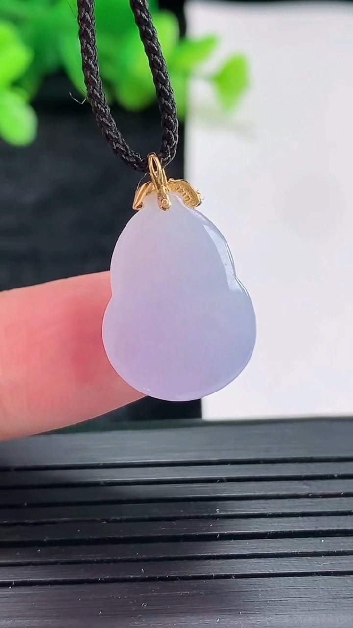 天然A货翡翠18k金紫罗兰葫芦吊坠，尺寸18-13.5-6重量:2.81g
4月22日