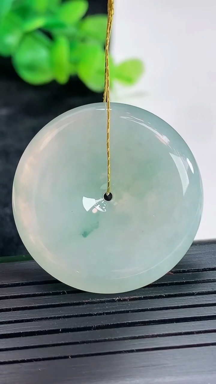 天然A货翡翠飘花平安扣吊坠，尺寸32-5.5重量:12.13g
4月22日